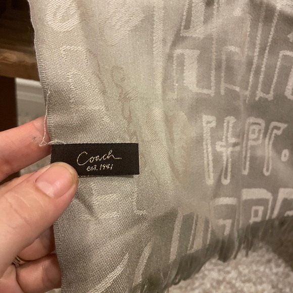 Coach scarf 2 tone beige - silky feel missing fabric tag - Picture 3 of 3